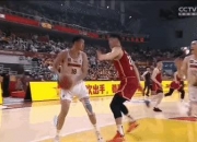 开云体育登录-篮球赛事中一场激烈的对抗引发争议