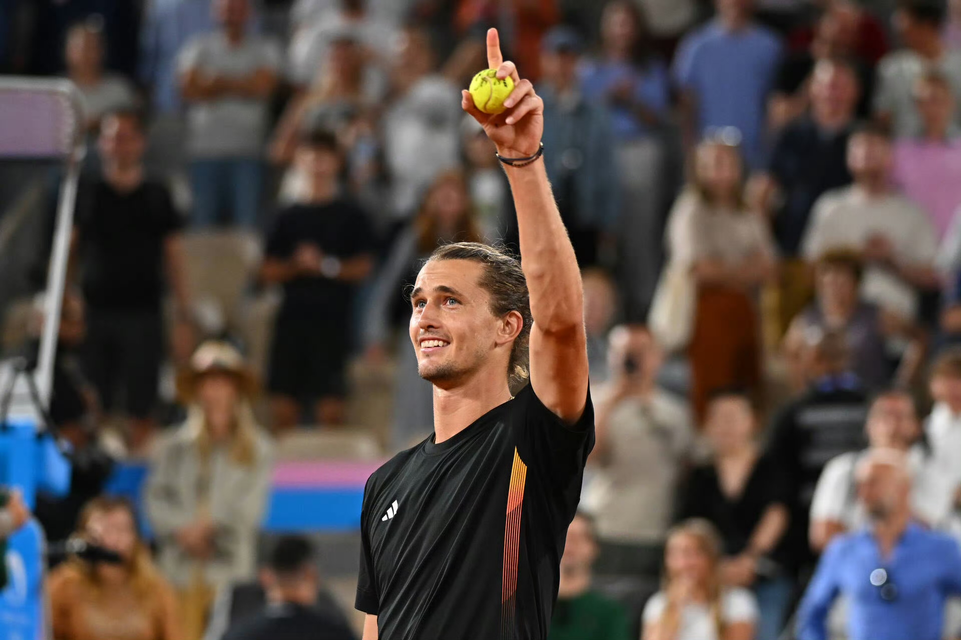 世界网球队轻取美国网球队，兹维列夫绝境逆转的简单介绍