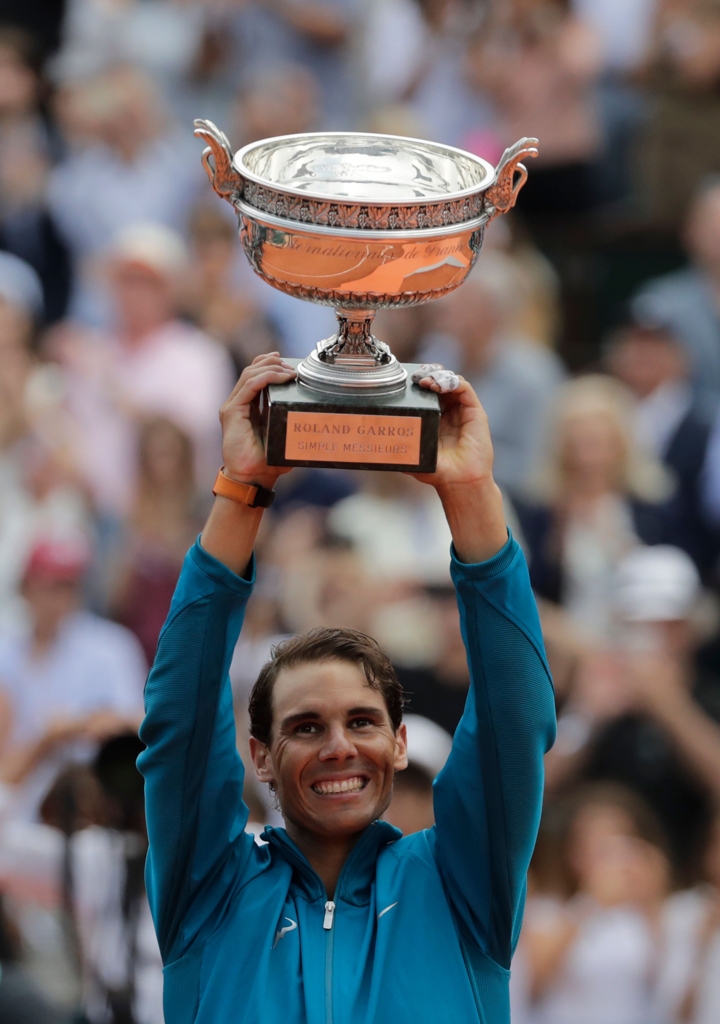 包含法国网球队横扫世界网球队，纳达尔送出助攻的词条