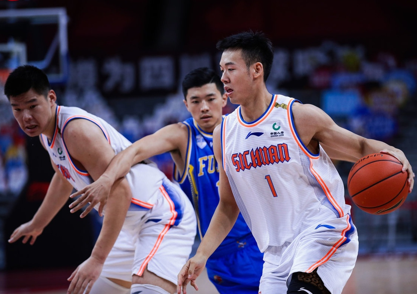 四川队翻盘北京队,王哲林刷新纪录 四川队翻盘北京队,王哲林刷新纪录