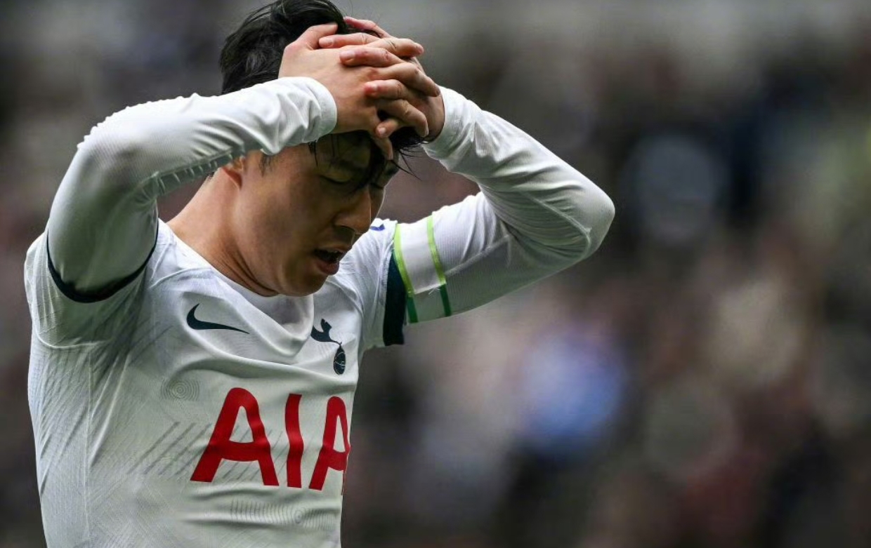 包含阿森纳遭遇主场惨败，主教练面临媒体质疑的词条