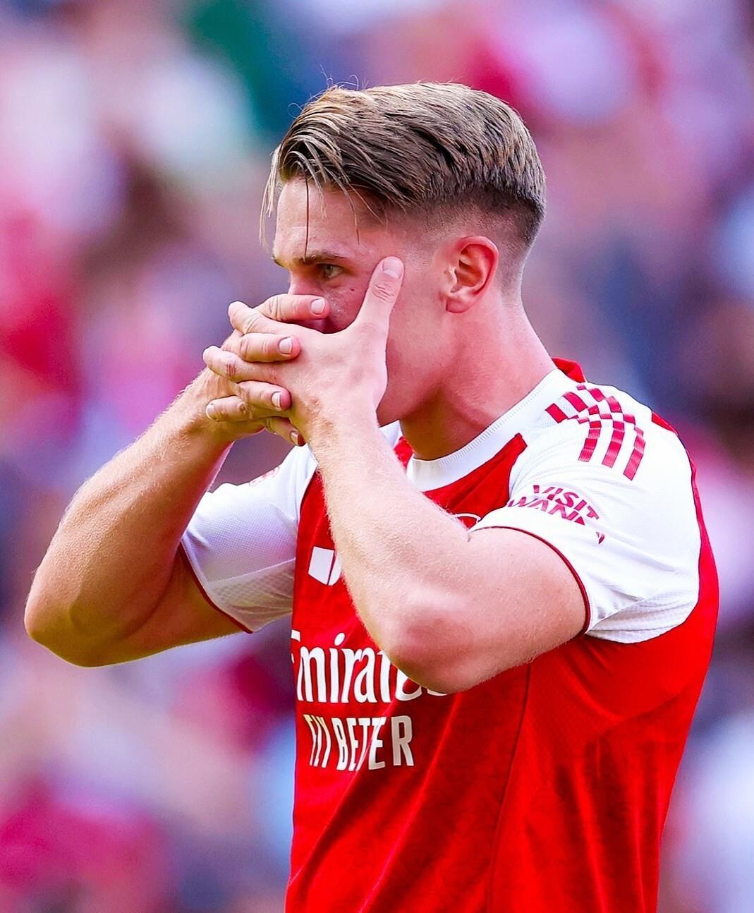 包含阿森纳遭遇主场惨败，主教练面临媒体质疑的词条