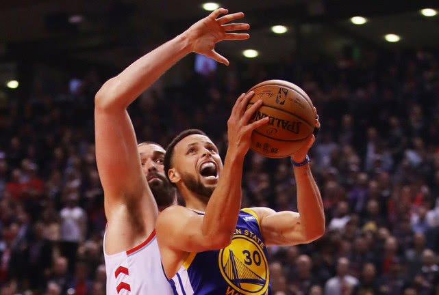 猛龙半场反击,赢得大胜反弹势头 猛龙半场反击,赢得大胜反弹势头