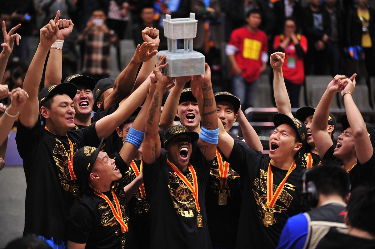 球队在比赛中展现出非凡实力，赢得观众喝彩