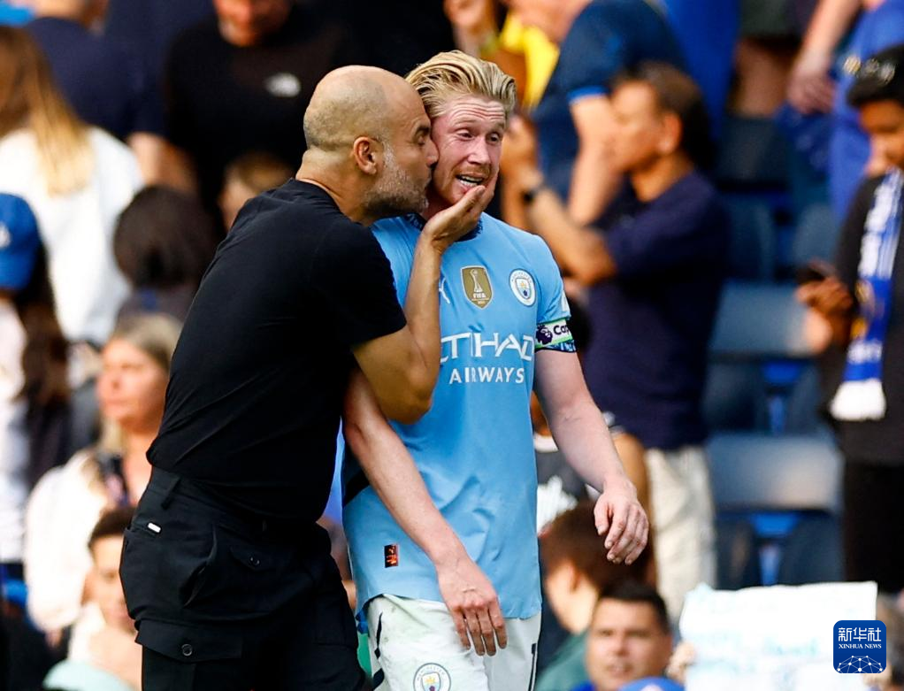 曼城球员赛后庆祝胜利，展现团结精神的简单介绍