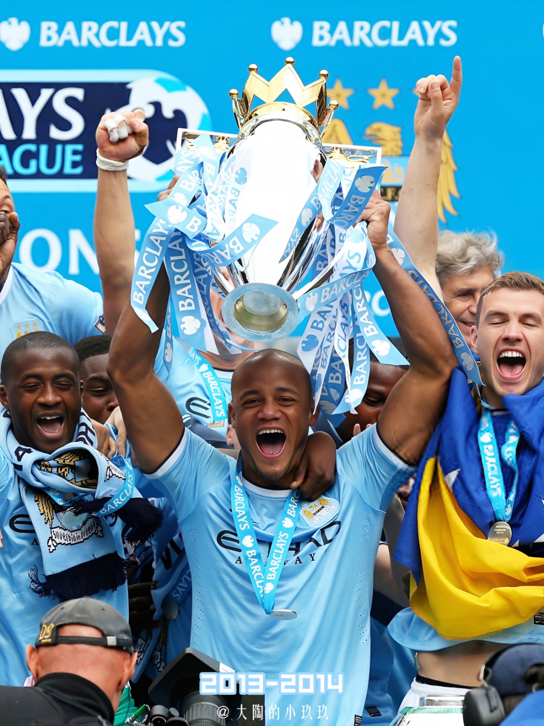 曼城球员赛后庆祝胜利，展现团结精神的简单介绍