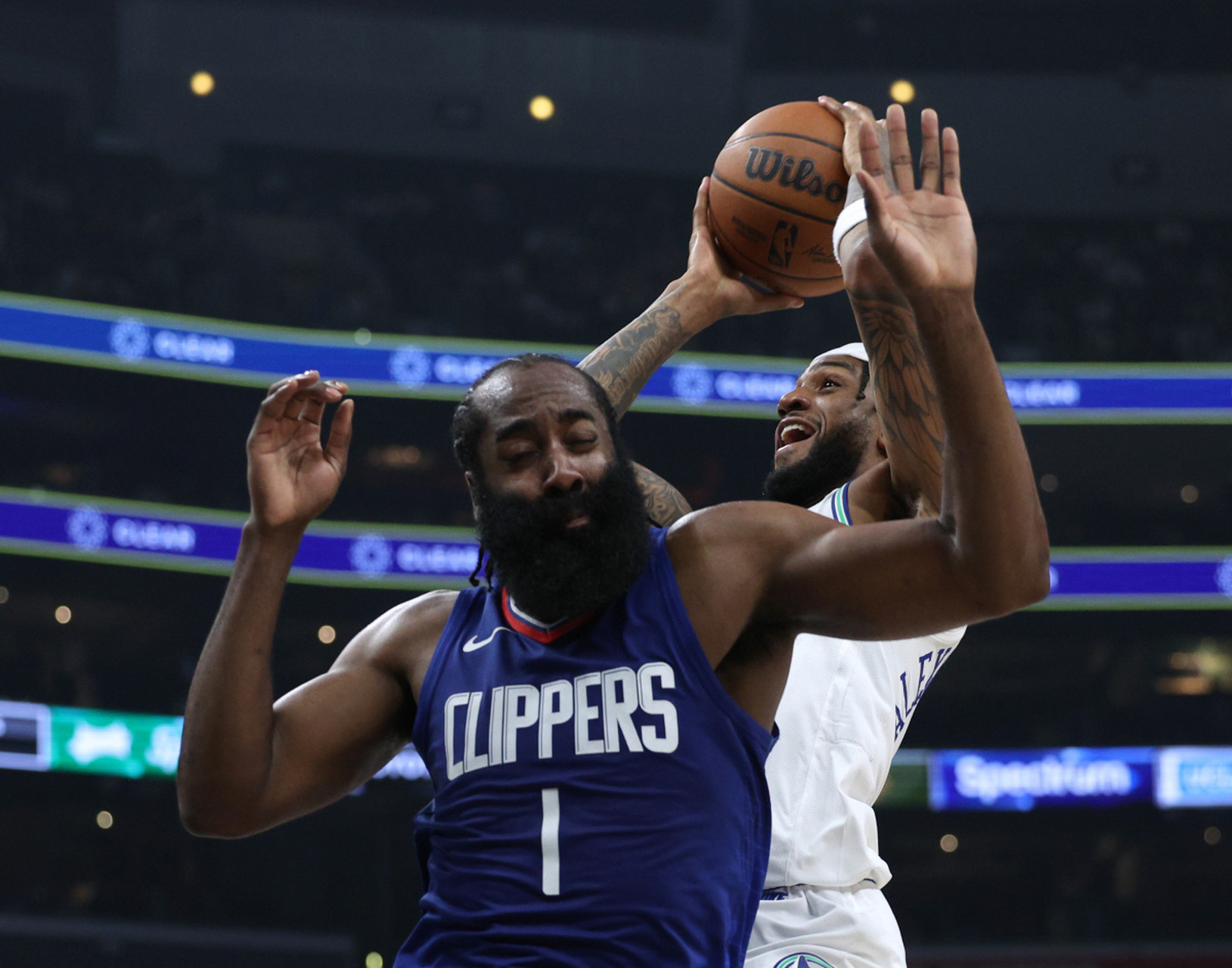 猛龙客场胜森林狼,伦纳德大秀持续 猛龙客场胜森林狼,伦纳德大秀持续