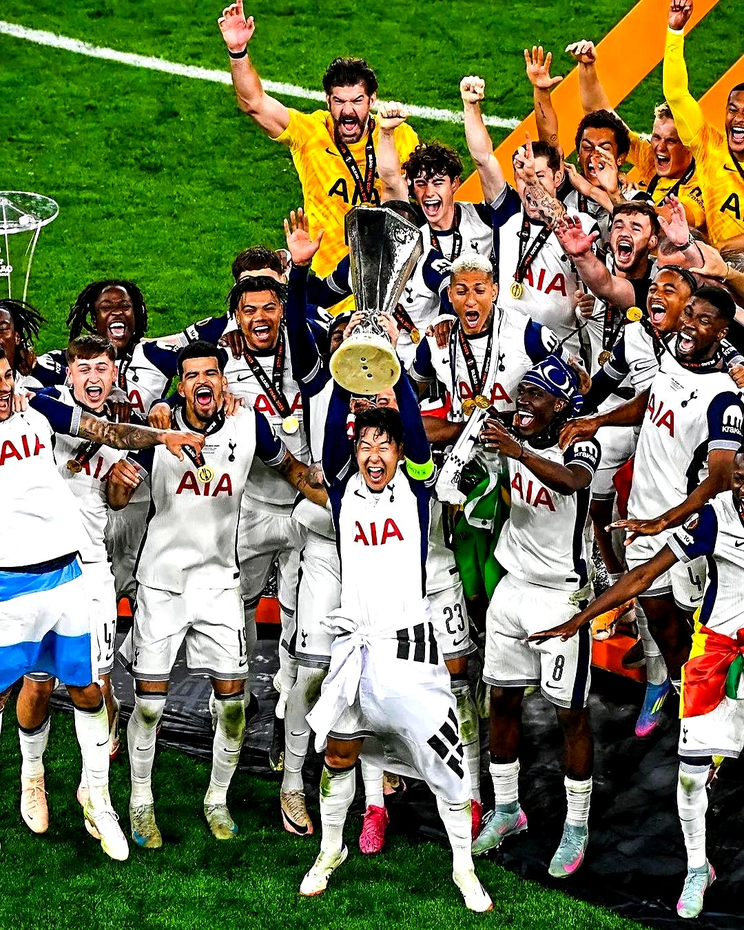 包含欧洲足球盛事拉开帷幕，众豪强争夺荣誉的词条