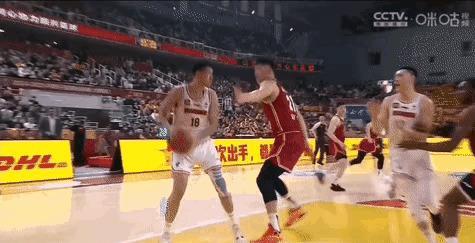 篮球赛事中一场激烈的对抗引发争议 篮球赛事中一场激烈的对抗引发争议