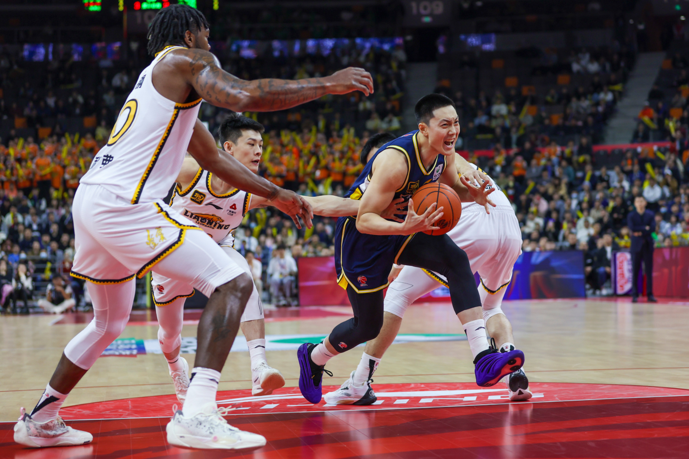 篮球赛事中一场激烈的对抗引发争议 篮球赛事中一场激烈的对抗引发争议