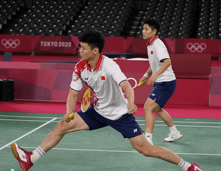 日本队鏖战泰国队，黄鸭组合点燃赛场