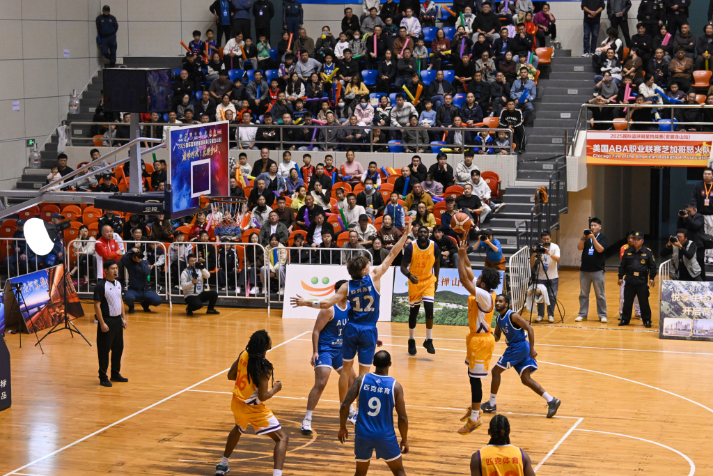 包含超级球星之间激烈对决，篮球赛场激情澎湃的词条