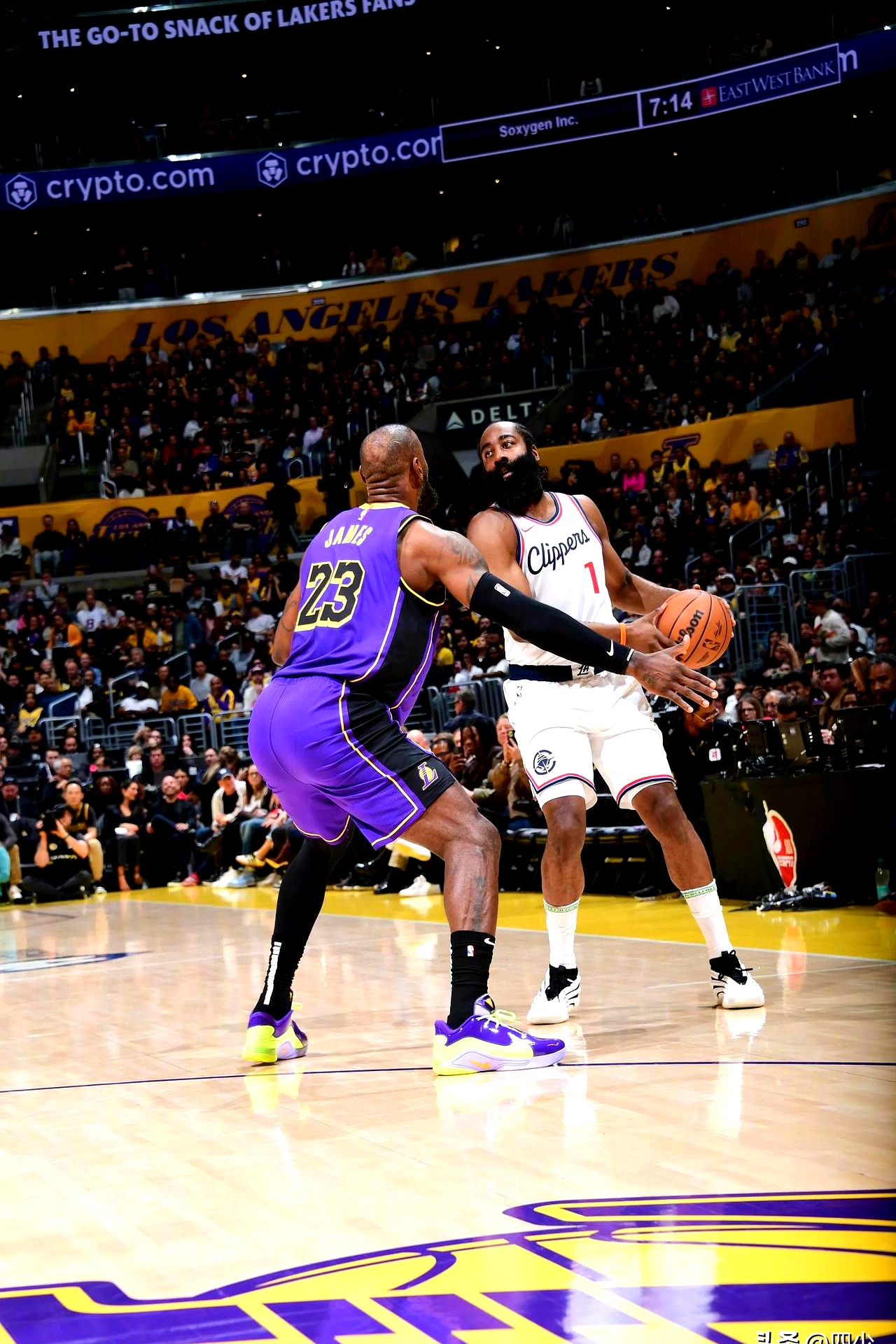 包含超级球星之间激烈对决，篮球赛场激情澎湃的词条